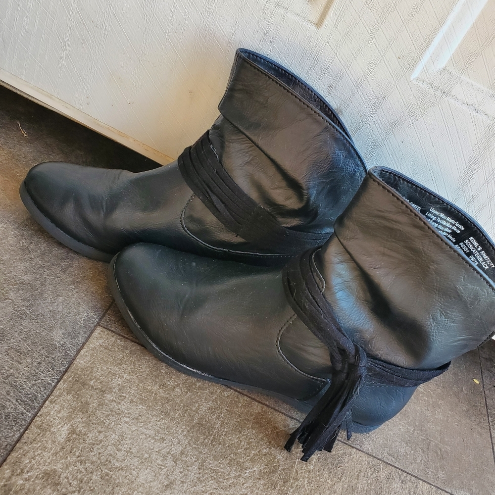 Black tassled boots